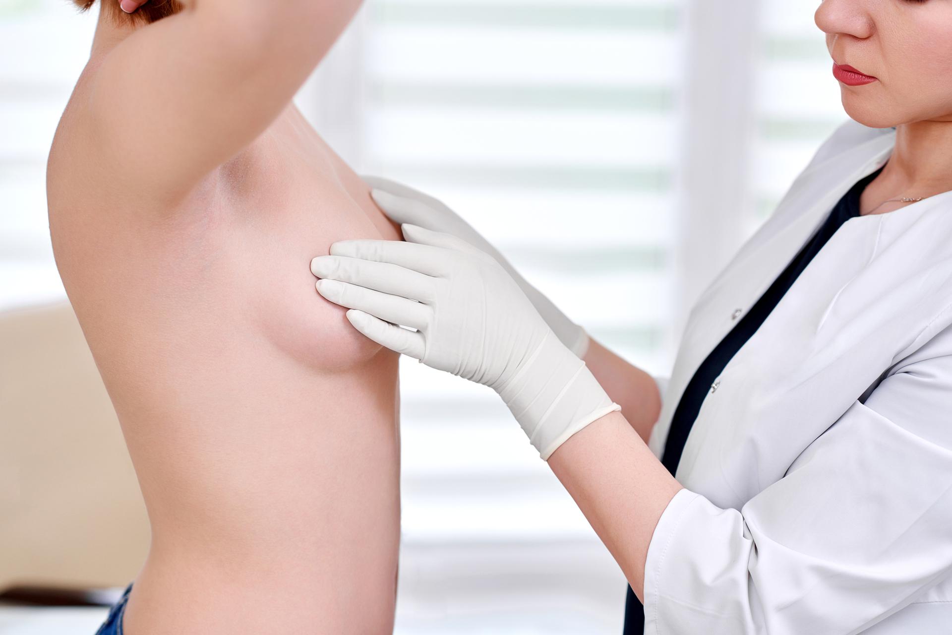 Чем УЗИ груди отличается от маммографии и биопсии груди?